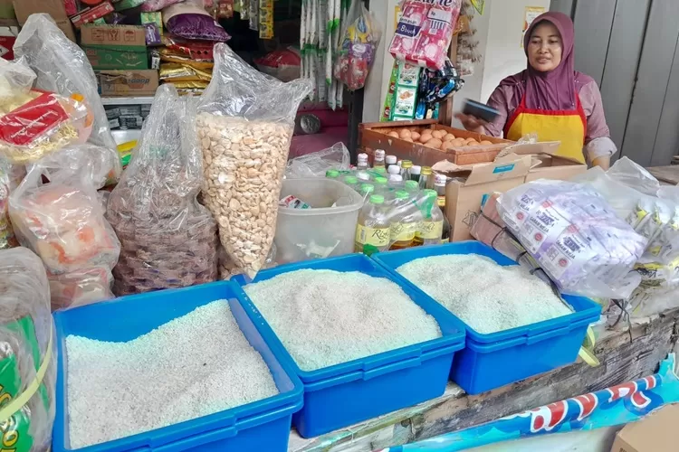 Salah seorang pedagang beras di kios Sunarto Pasar Johar. Harga beras di Semarang sudah turun dikit tetapi belum normal.  (Ayosemarang.com/ Audrian Firhannusa)