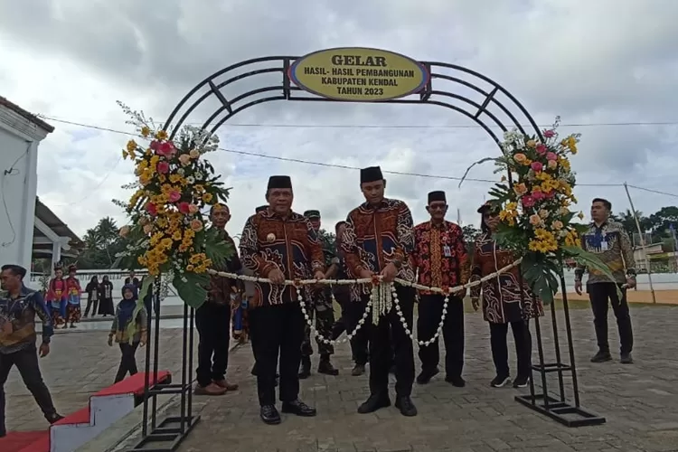 Bupati Kendal Dico M Ganinduto meresmikan hasil-hasil pembangunan tahun 2023 di RTH Boja, Selasa 27 februari 2024. (edi prayitno/kontributor Kendal)