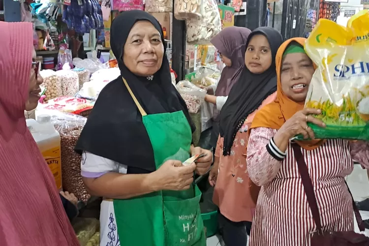 Pendistribusian Beras PSHP di Pasar Batang.  (Muslihun kontributor Batang)