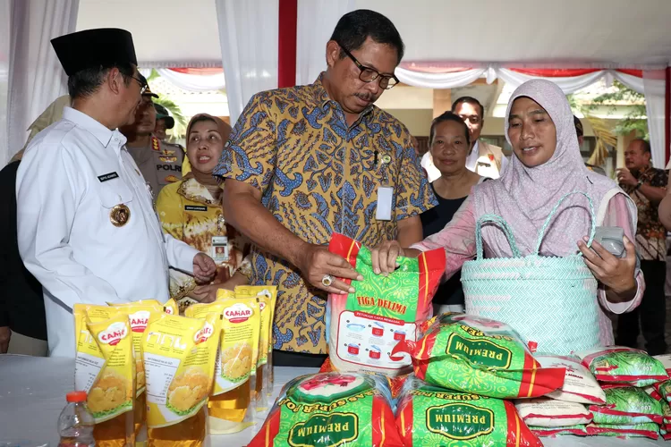 PJ Gubernur Jateng Nana Sudjana dalam gerakan pasar murah untuk menekan inflasi.  (Humas Jateng)