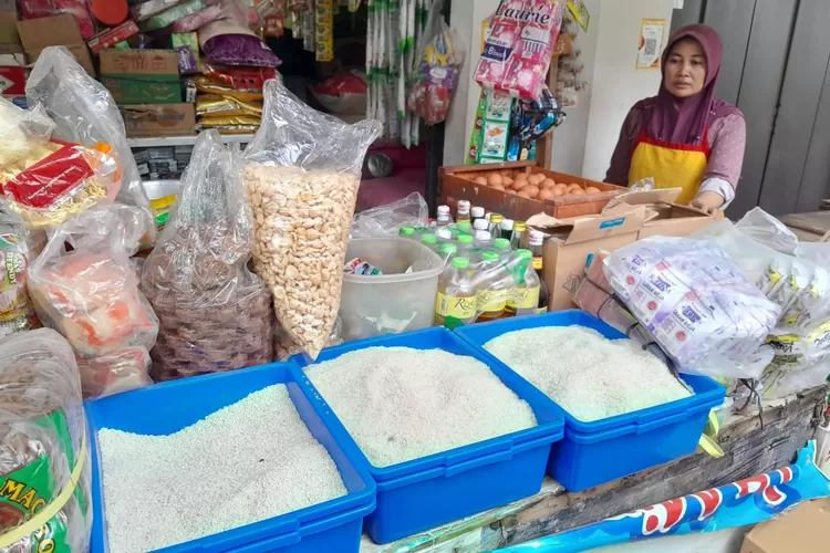 Pedagang beras di Pasar Johar - Pemkot minta warga tak panik atas kenaikan harga beras di Kota Semarang.  (Ayosemarang.com/ Audrian Firhannusa)
