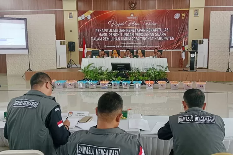 Rapat plenorekapitulasi dan penetapan hasil perhitungan suara dalam Pemilu 2024 tingkat Kabupaten di Gedung Guru PGRI Batang, Rabu 28 Februari 2024. (Muslihun/KOntribuutor Batang)