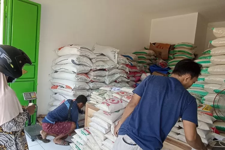 Ilustrasi bansos beras 10 kilogram (edi prayitno/kontributor kendal)