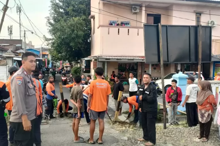 Proses olah TKP di rel tanpa palang pintu Sedayu Semarang atau di Pindrikan. Korban kecelakaan adalah ibu dan anak.  (Istimewa)