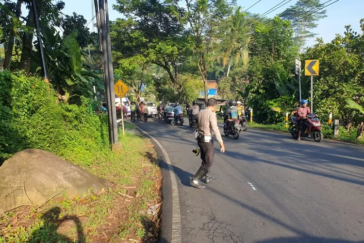 Petugas kepolisian saat melakukan olah TKP kecelakaan maut di Gunungpati Semarang.  (Satlantas)