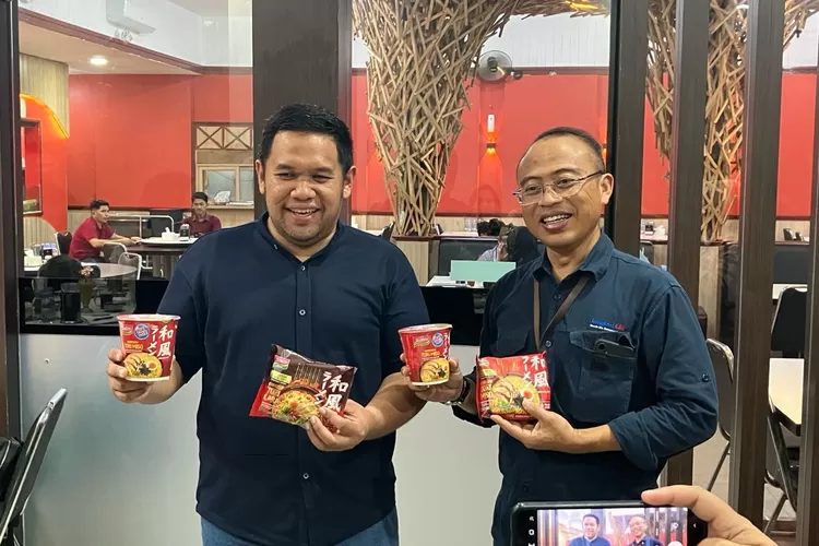 HR Head Noodle Division Indofood Cabang Semarang, Ananto Pramandika (kiri), bersama Nur Hidayanto, Bagian Humas, menunjukkan salah satu produk Indomie varian ramen.  (arri widiarto)