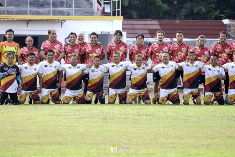 Tim PWI Jateng dan Tim Dispora Kota Semarang  berfoto bersama sebelum laga dimulai. (dok)