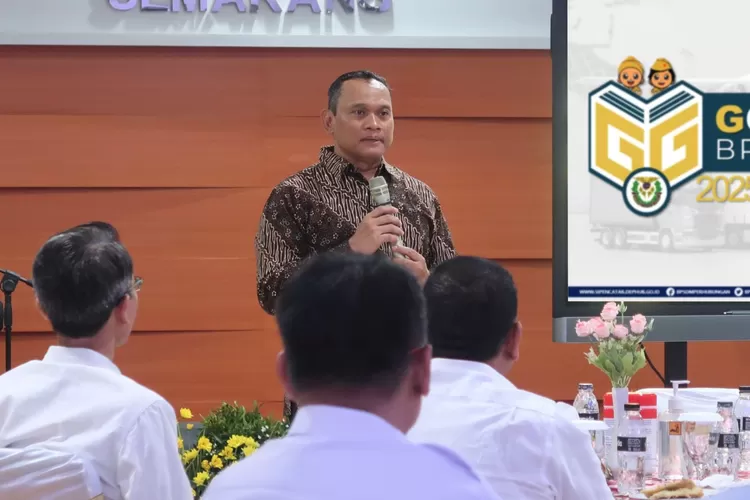 Plt Kepala BPSDMP Capt Wisnu Handoko, MSc melakukan penguatan internalisasi serta pengembangan core value PRESTASI. (dok PIP Semarang.)