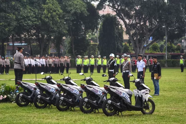 Polisi saat menggelar Apel Operasi Keselamatan Lalulintas 2024 di Lapangan Simpang Lima Semarang. Operasi akan digelar 4 - 17 Maret.  (Ayosemarang.com/ Audrian Firhannusa)