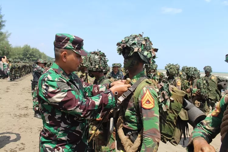 Komandan Kodim 0736 Batang Letkol Inf Ahmad Alam Budiman menyematkan Brevet Pramuka Yudha kepada Taruna Akmil Angkatan II. (istimewa)