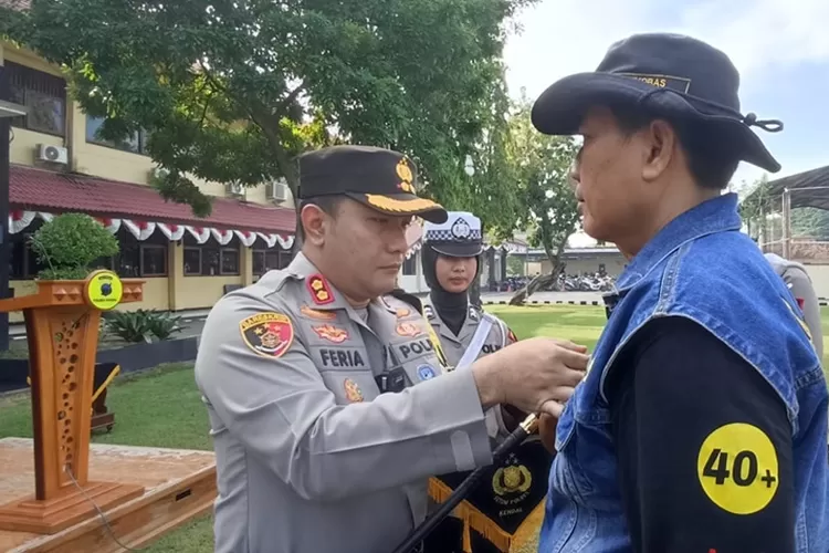 Kapolres Kendal memasang pin keselamatan kepada komunitas otomotif saat apel di Mapolres Kendal, Sabtu 2 Maret 2024.  (Edi Prayitno/Kontributor Kendal)