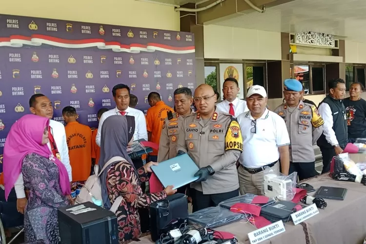 Kapolres Batang AKBP Nur Cahyo Ari Prasetyo didampingi Plt Disdikbud Bambang Suryantoro Sudibyo saat menyerahkan barang bukti pencurian kepada pihak sekolah. (dok)