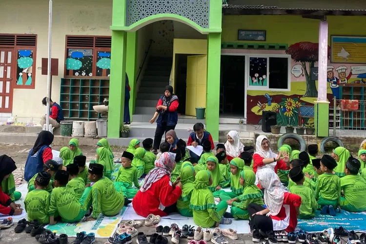 Mahasiswa KKN Universitas PGRI Semarang Kelompok 72 di Desa Lerep, Dusun Karang Bolo, Kecamatan Ungaran Barat, Kabupaten Semarang, melakukan kegiatan finger painting di RA Al Muntadlor  pada Sabtu 2 Maret 2024. (dok Mahasiswa KKN UPGRIS.)