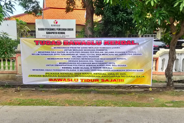 Spanduk kritikan kepada Bawaslu Kendal kembali terpasang di sejumlah titik Senin 4 Maret 2024.  (Dokumen)
