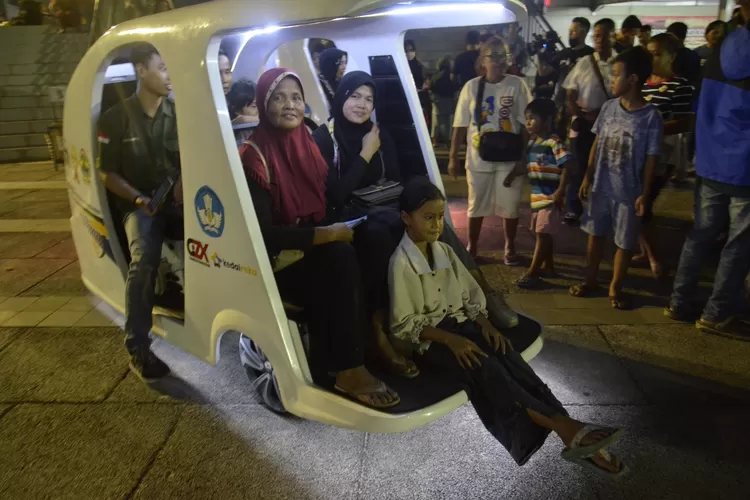 Becak listrik Udinus Semarang, Becik-KU hadir di Dugderan dan bisa dipakai untuk berkeliling alun-alun.  (Udinus)
