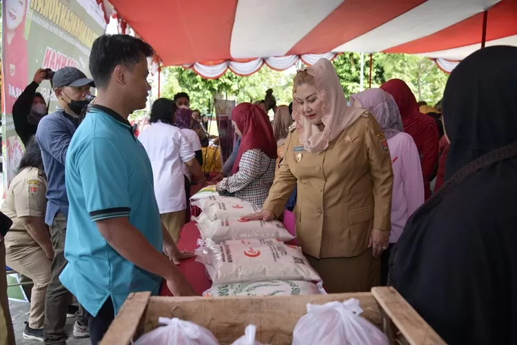Walikota Semarang Hevearita Gunaryanti Rahayu saat di Pak Rahman. Pak Rahman bakan terus digelar selama Ramadhan.  (Humas Pemkot)