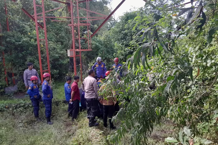 Petugas saat mengevakuasi mahasiswi Unissula Semarang yang sempat naik ke tower seluler.  (Ayosemarang.com/ Audrian Firhannusa)