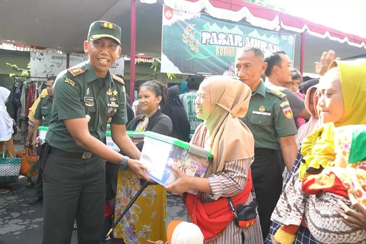 Warga antusias antre mendapatkan paket sembako di pasar murah yang digelar Kodim 0715 Kendal, Selasa 5 Maret 2024.  (Edi Prayitno/kontributor Kendal)