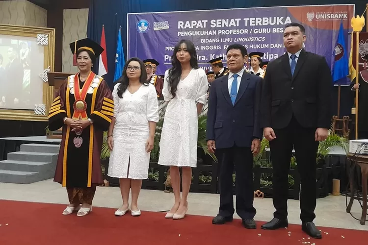 Katharina Ruspita saat berfoto bersama keluarganya usai pengukuhan guru besar di Unisbank Semarang.  (Ayosemarang.com/ Audrian Firhannusa)
