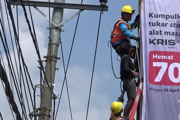 Petugas saat mengevakuasi orang tersetrum di Pedurungan Semarang.  (Istimewa)