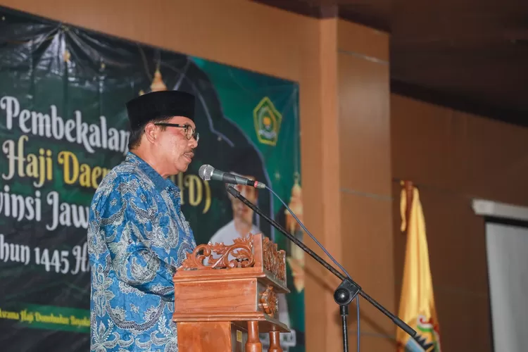 PJ Gubernur Jateng Nana Sudjana meminta petugas haji untuk memberikan layanan terbaik kepada jemaah.  (Humas Jateng)