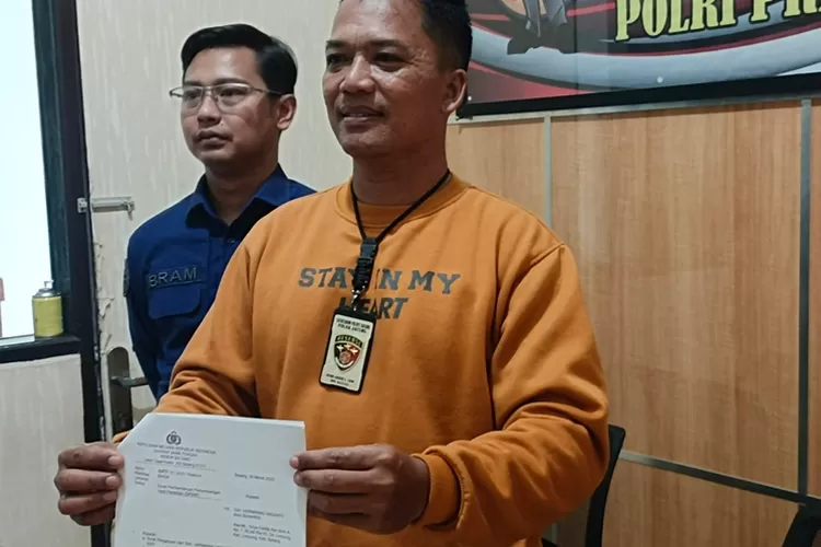 Kanit IV Satreskrim Polres Batang, Ipda Reno Akhir Santoso saat menunjukkan laporan polisi.  (Istimewa)