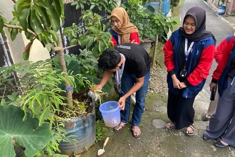 Mahasiswa KKN Universitas PGRI Semarang (UPGRIS) Kelompok 81 di Bergas Lor, Kabupaten Semarang menggelar  pelatihan bagi ibu-ibu PKK RW 10 dengan materi  pembuatan biowash dari limbah dapur. (dok Mahasiswa KKN UPGRIS.)