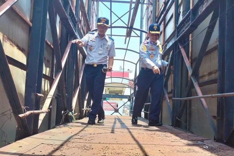 Kepala Dishub Batang Eko Widiyanto melakukan pemeriksaan langsung JPO Pasar Batang. (istimewa)