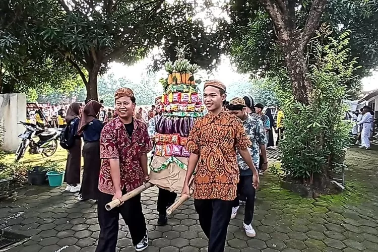 Siswa SMA Negeri 1 Gemuh berpakaian adat melaksanakan kirab budaya bertema bhineka tunggal Ika Jumat 8 Maret 2024. (Edi prayitno kontributor Kendal)