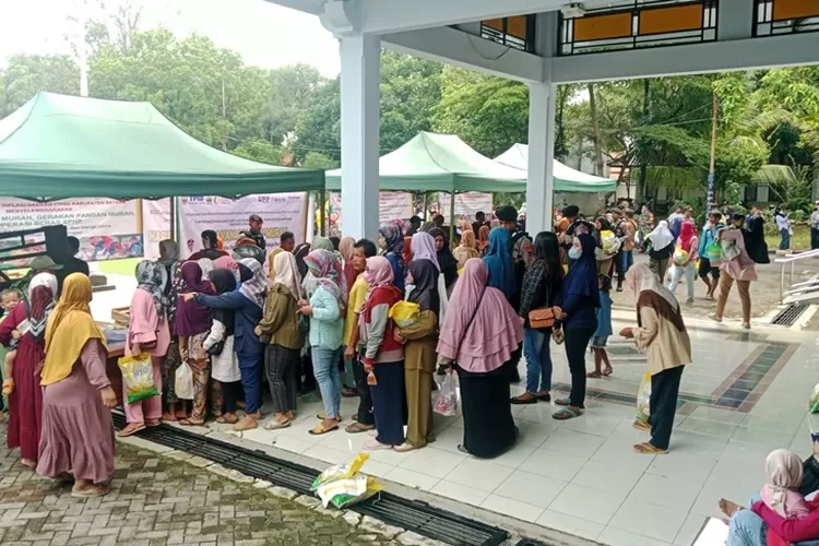 Antren emak - emak untuk mendapatkan paket semako murah di Pendopo Kantor Bupati Batang.  (Muslihun/kontributor Batang)