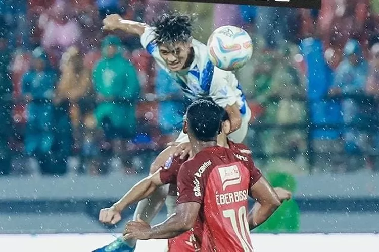 Pemain PSIS, Alfreanda Dewangga saat berjibaku lawan Bali United. Agius akui sulit main tanpa striker.  (PSIS)