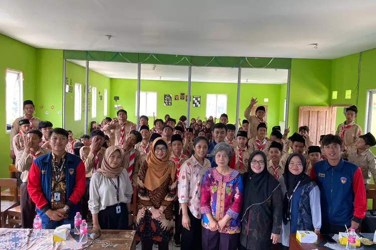 Tim PKM dan mahasiswa KKN Desa Kalisidi memberikan pelatihan pada remaja di MTs. Al Hasyimiyah Kalisidi Ungaran. (dok TIM PKM UPGRIS.)