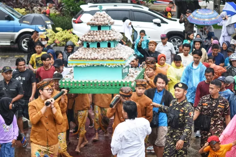 Roti ganjel rel saat hendak diperebutkan masyarakat. Roti ganjel rel dan kue keranjang dibagi secara bersamaan di Dugderan Semarang.  (Ayosemarang.com/ Audrian Firhannusa)