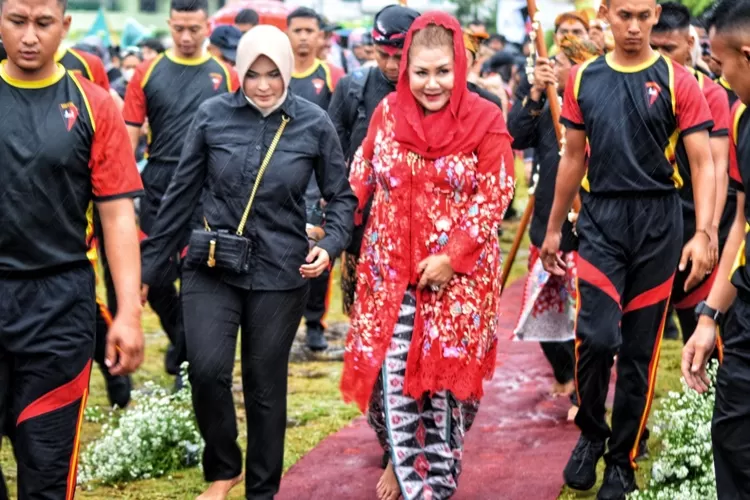 Wali Kota Semarang Hevearita Gunaryanti Rahayu yang bertindak sebagai Kanjeng Mas Ayu Tumenggung Purboningrum tampak rela menembus hujan di tengah perayaan Kirab Dugderan Semarang.  (Ayosemarang.com/ Audrian Firhannusa)