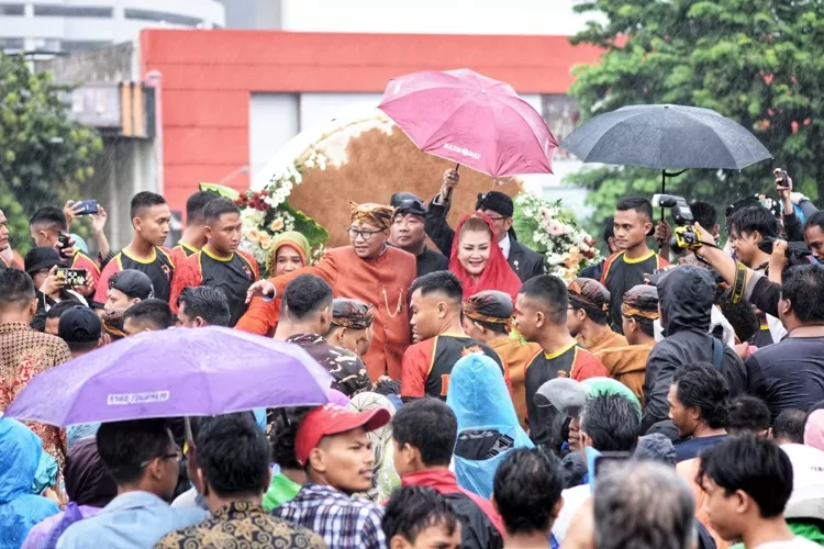 Wali Kota Semarang Hevearita Gunaryanti Rahayu bersama Sekda Semarang Iswar Aminudin dalam prosesi Kirab Dugderan Semarang yang diguyur hujan.  (Ayosemarang.com/ Audrian Firhannusa)