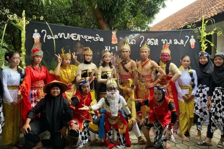 Siswa perempuan SMA Negeri 1 Gemuh Kendal memerankan tokoh Hanoman dan Rahawana dalam gelar project P5.  (Edi Prayitno/ kontributor Kendal)