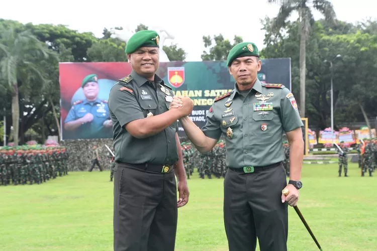 Tongkat Komando Panglima Kodam IV/Diponegoro diserahterimakan dari Mayjen TNI Tandyo Budi R., S., Sos (kiri) kepada Mayjen TNI Deddy Suryadi, S.I.P., M.Si., dalam  apel penyerahan satuan yang dihadiri oleh prajurit dan PNS di Lapangan Makodam, Sabtu 9 Maret 2024. (dok Pendam IV Diponegoro.)