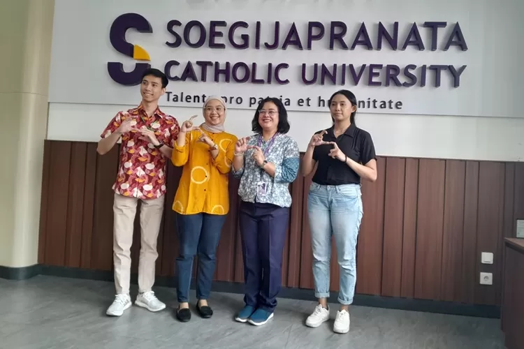 tiga mahasiswa berprestasi yang mengikuti wisuda Soegijapranata Catholic University Semarang. Dari kiri Michael Sean Handoko, Vellaurifa Aristiana, lalu Wamk Rektor Bertha Bekti Retnawati dan Nabila Andini.  (Ayosemarang.com/ Audrian Firhannusa)