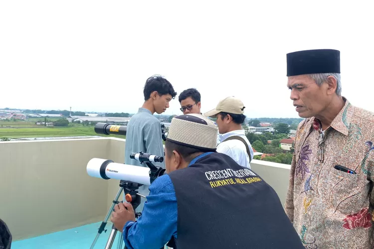 Pemantauan hilal Rooftop Lantai 5 Gedung PP Rifa&rsquo;iyah Batang. (Muslihun kontributor Batang)
