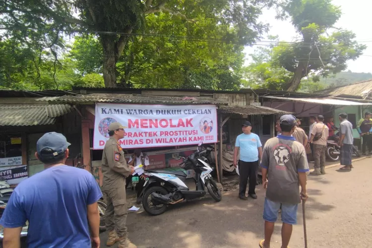 Upaya persuasif, Satpol PP telah menempelkan stiker yang menginformasikan tentang penegakan perda. (Ist )