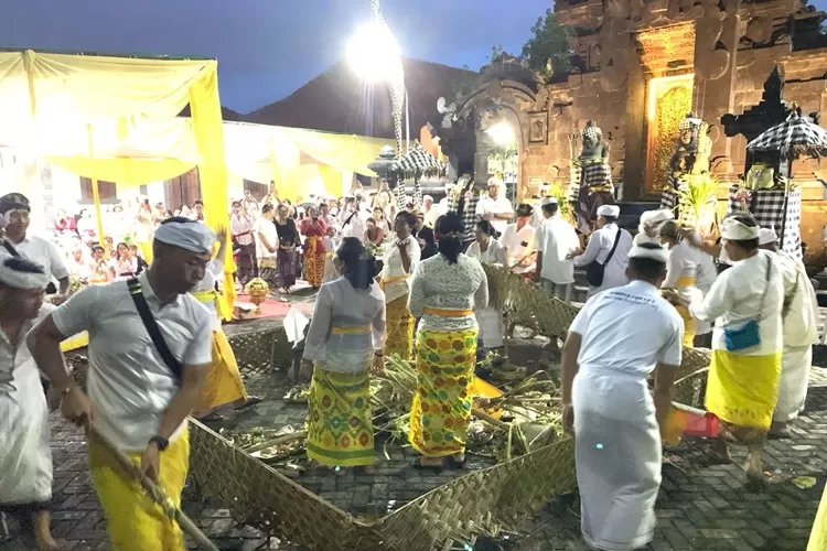 Umat Hindu Semarang menggelar Tawur Agung Kesanga untuk menyambut Hari Raya Nyepi di Pura Giri Natha.  (Istimewa)
