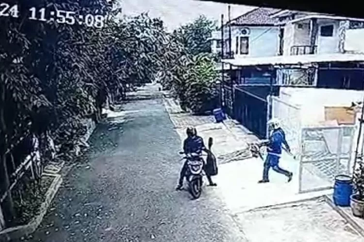 Dua maling di Banyumanik Semarang yang beraksi dengan membawa gitar dan penutup kepala.  (Istimewa)