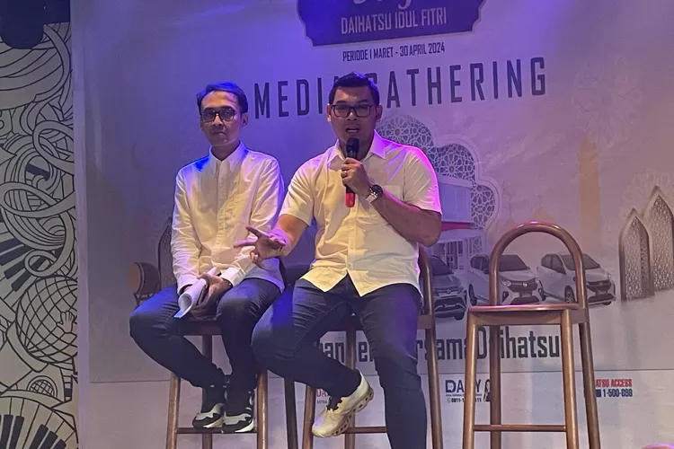 Kepala Wilayah Astra Daihatsu Jateng DIY Andrianto Saudin  bersama Dodik Priambodo selaku Kepala Cabang Astra Daihatsu Semarang saat jumpa pers di Semarang, Selasa 12 Maret 2024. (arri widiarto)