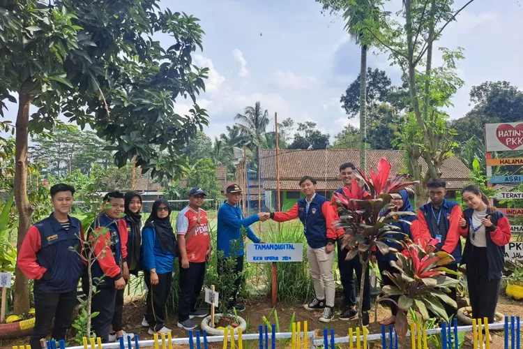  Mahasiswa KKN Kelompok 115 UPGRIS merevitalasi taman di Desa Jawisari menjadi taman digital. (dok Mahasiswa KKN UPGRIS 115.)