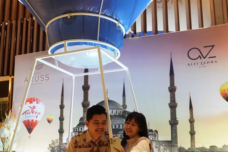  Sebuah balon udara berukuran besar terpasang di lobby Hotel Aruss Semarang sejak awal bulan Ramadan 1445 H. (dok Hotel Aruss)