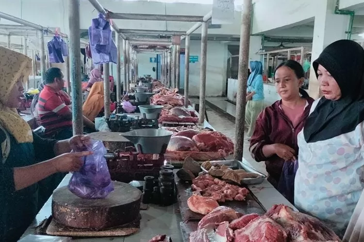 Pedagang daging dinoasar Batang melayani pembeli. Harga daging saat Ramadhan 2024 stabil.  (Muslihun/Kontributor Barang)