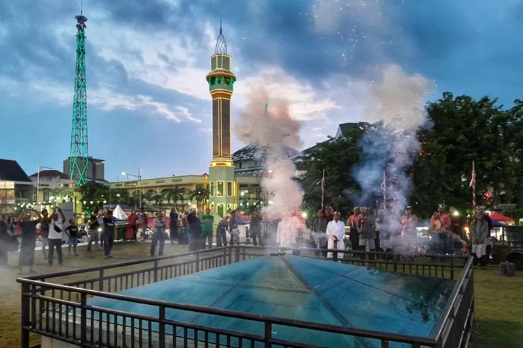 Nyumet Dung sebagai tanda waktu berbuka di Masjid Kauman Semarang. Pertunjukan ini akan terus dijalankan setiap hari.  (Ayosemarang.com/ Audrian Firhannusa)