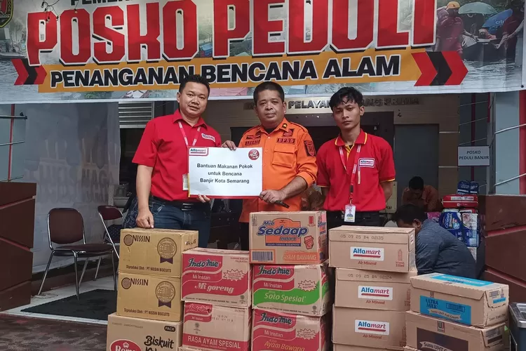 Alfamart memberi bantuan bagi korban banjir melalui Posko Peduli Penanganan Bencana Alam di Balai Kota Semarang, Kamis 14 Maret 2024. (dok Alfamart.)
