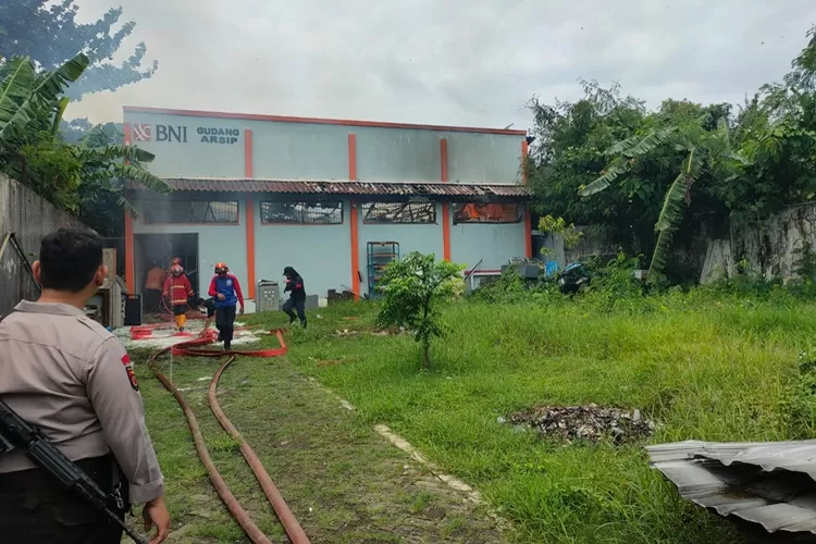 Petugas Damkar dan Kepolisian memadam gudang arsip BNI Batang yang kebakaran (dok)