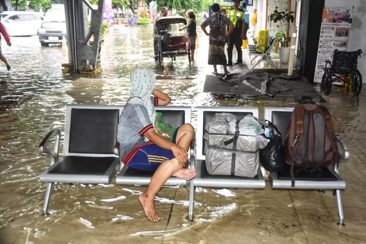 Salah seorang penumpang yang tidak bisa berangkat di Stasiun Tawang Semarang. Dikarenakan banjir Daop 4 Semarang mengalihkan pelayanan ke Stasiun Poncol Semarang.  (Ayosemarang.com/ Audrian Firhannusa)
